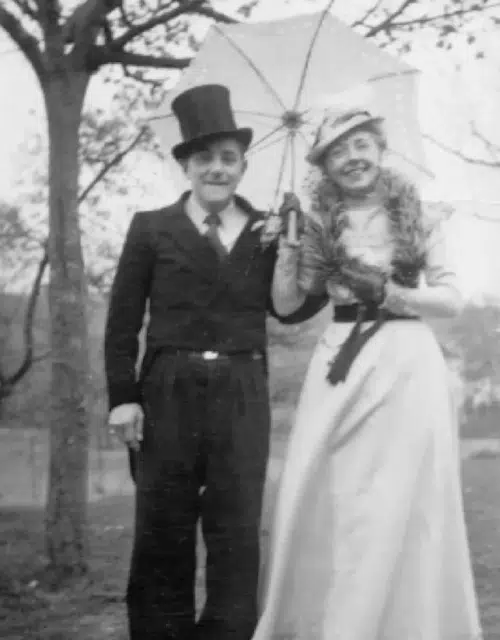 Gaston et Margueritte Renard, Papa et Maman de Jean en costume de scène 1946